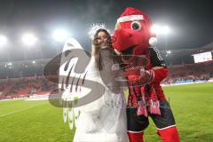 1. Bundesliga - Fußball - FC Ingolstadt 04 - SC Freiburg - Das Ingolstädter Christkind 2016 Jenny Reichmann mit Schanzi Maskottchen