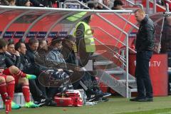 1. Bundesliga - Fußball - FC Ingolstadt 04 - Werder Bremen - Ratsloigkeit bei den Trainern rechts Cheftrainer Maik Walpurgis (FCI) Co-Trainer Michael Henke (FCI) Co-Trainer Ovid Hajou (FCI) Sportdirektor Thomas Linke (FCI)