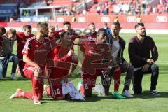 1. Bundesliga - Fußball - FC Ingolstadt 04 - FC Schalke 04 - Speil ist aus 1:1 unentschieden, letzter Spieltag, Team bedankt sich bei den Fans Spruchband Stadionrunde, Humba Tanz, Lukas Hinterseer (16, FCI) Pascal Groß (10, FCI) Roger de Oliveira Bernardo