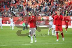 1. Bundesliga - Fußball - FC Ingolstadt 04 - SV Darmstadt 98 - Spiel ist aus Jubel Sieg 3:2, das Team feiert mit den Fans, Dank, Pascal Groß (10, FCI) Torwart Örjan Haskjard Nyland (1, FCI)