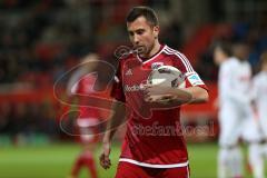 1. Bundesliga - Fußball - FC Ingolstadt 04 - 1. FC Köln - Markus Suttner (29, FCI) mit Ball im Arm