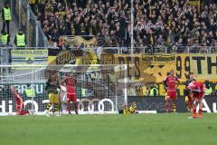 1. Bundesliga - Fußball - FC Ingolstadt 04 - Borussia Dortmund - Spiel ist aus Unentschieden 3:3, Ingolstadt enttäuscht, mitte Marvin Matip (34, FCI) und Mario Götze (BVB 10), am Boden Pierre-Emerick Aubameyang (BVB 17)