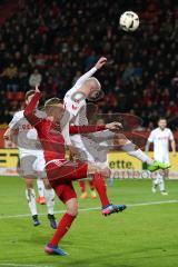 1. Bundesliga - Fußball - FC Ingolstadt 04 - 1. FC Köln - Zweikampf Florent Hadergjonaj (33, FCI) Konstantin Rausch (34 Köln)