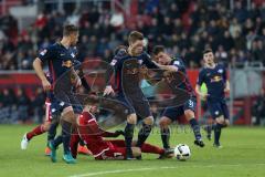 1. Bundesliga - Fußball - FC Ingolstadt 04 - RB Leipzig - mitte am Boden Mathew Leckie (7, FCI) wird gestoppt Diego Demme (31 Leipzig) Benno Schmitz (20 Leipzig)