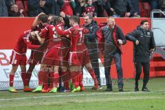 1. BL - Saison 2016/2017 - FC Ingolstadt 04 - 1.FC Köln - Die Mannschaft freut sich über den 2:2 Ausgleichstreffer von Romain Brègerie (#18 FCI) - Jubel - Tor - Maik Walpurgis (Trainer FCI) - Foto: Meyer Jürgen