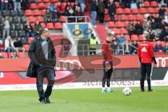 1. Bundesliga - Fußball - FC Ingolstadt 04 - FC Augsburg - Cheftrainer Markus Kauczinski (FCI) vor dem Spiel schaut zu den Fans