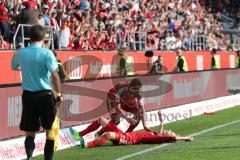 1. Bundesliga - Fußball - FC Ingolstadt 04 - 1. FSV Mainz 05 - Tor Jubel Florent Hadergjonaj (33, FCI) mit Marvin Matip (34, FCI)