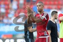 1. Bundesliga - Fußball - FC Ingolstadt 04 - Hertha BSC Berlin - Spiel ist aus, 0:2 Niederlage FCI Neuzugang Marcel Tisserand (32, FCI) bedankt sich bei den Fans