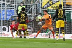 1. BL - Saison 2016/2017 - FC Ingolstadt 04 - Borussia Dortmund - Lukas Hinterseer (#16 FCI) mit einem Seitfallrückzieher - Lezano Farina,Dario (#37 FCI) - Weidenfeller Roman Torwart Dortmund - Foto: Meyer Jürgen