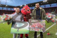 1. Bundesliga - Fußball - FC Ingolstadt 04 - 1. FC Köln - Verabschiedung von Greenkeeper Sepp Lindenmayer und Malte Metzelder mit Maskottchen Schanzi