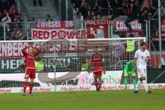 1. Bundesliga - Fußball - FC Ingolstadt 04 - FC Bayern - Tor 0:2 für Bayern ratlos Florent Hadergjonaj (33, FCI) Marvin Matip (34, FCI) Torwart Martin Hansen (35, FCI) Javi Martinez (8 Bayern)