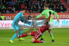 1. Bundesliga - Fußball - FC Ingolstadt 04 - VfL Wolfsburg -  Torwart Diego Benaglio (1 Wolfsburg) fängt vor Mathew Leckie (7, FCI) Yannick Gerhardt (13 Wolfsburg)