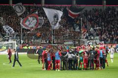 1. Bundesliga - Fußball - FC Ingolstadt 04 - Eintracht Frankfurt - 0:2 - Spiel ist aus Niederlage, Team auf dem Platz Besprechung, hinten Frankfurt Fans