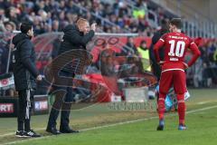 1. Bundesliga - Fußball - FC Ingolstadt 04 - FC Bayern - Cheftrainer Maik Walpurgis (FCI) schreit ins Feld, Pascal Groß (10, FCI) Co-Trainer Ovid Hajou (FCI) links