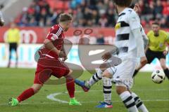 1. Bundesliga - Fußball - FC Ingolstadt 04 - Borussia Mönchengladbach - Florent Hadergjonaj (33, FCI) wird gefoult von Oscar Wendt (#17 Gladbach) im Strafraum, kein Elfmeter