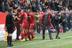 1. Bundesliga - Fußball - FC Ingolstadt 04 - 1. FC Köln - Romain Brégerie (18, FCI) trifft zum 2:2, Tor Jubel mit Alfredo Morales (6, FCI) Florent Hadergjonaj (33, FCI) Cheftrainer Maik Walpurgis (FCI) und Co-Trainer Ovid Hajou (FCI) jubeln