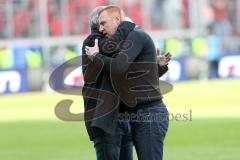 1. Bundesliga - Fußball - FC Ingolstadt 04 - Bayer 04 Leverkusen - Spiel ist aus Unentschieden, Vorsitzender des Vorstandes Peter Jackwerth (FCI) mit Cheftrainer Maik Walpurgis (FCI)