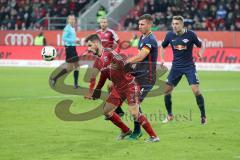 1. Bundesliga - Fußball - FC Ingolstadt 04 - RB Leipzig - Zweikampf Mathew Leckie (7, FCI) Willi Orban (4 Leipzig) und hinten Stefan Ilsanker (13 Leipzig)