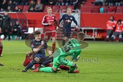 1. Bundesliga - Fußball - FC Ingolstadt 04 - RB Leipzig - Marcel Sabitzer (7 Leipzig) mit Almog Cohen (36, FCI) und Torwart Martin Hansen (35, FCI) wird dabei verletzt