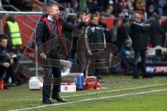 1. Bundesliga - Fußball - FC Ingolstadt 04 - 1. FC Köln - Cheftrainer Maik Walpurgis (FCI) schreit von der Seitenlinie ins Feld