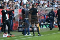 1. Bundesliga - Fußball - FC Ingolstadt 04 - SV Darmstadt 98 - Diskussion mit Schiedsrichter Cheftrainer Maik Walpurgis (FCI) Sportdirektor Thomas Linke (FCI)  und links Co-Trainer Michael Henke (FCI)