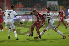 1. Bundesliga - Fußball - FC Ingolstadt 04 - SC Freiburg - Gulde, Manuel (5 Freiburg) Lukas Hinterseer (16, FCI) Stenzel, Pascal (15 Freiburg)