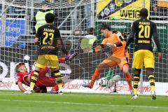 1. BL - Saison 2016/2017 - FC Ingolstadt 04 - Borussia Dortmund - Lukas Hinterseer (#16 FCI) mit einem Seitfallrückzieher - Lezano Farina,Dario (#37 FCI) - Weidenfeller Roman Torwart Dortmund - Foto: Meyer Jürgen