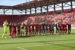 1. Bundesliga - Fußball - FC Ingolstadt 04 - FC Schalke 04 - Speil ist aus 1:1 unentschieden, letzter Spieltag, Team bedankt sich bei den Fans Spruchband Stadionrunde, Humba Tanz