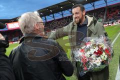 1. Bundesliga - Fußball - FC Ingolstadt 04 - 1. FC Köln - Malte Metzelder wird von Frank Dreves verabschiedet