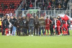 1. BL - Saison 2016/2017 - FC Ingolstadt 04 - FC Augsburg - Die Spieler nach dem Spiel bilden einen Kreis - Foto: Meyer Jürgen