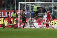 1. BL - Saison 2016/2017 - FC Ingolstadt 04 - FC Augsburg - Martin Hansen Torwart(#35 FCI) - Markus Suttner (#29 FCI) - Moritz Hartmann (#9 FCI) - Altintop Halil #7 Augsburg mit dem 0:2 Führungstreffer -  - Foto: Meyer Jürgen