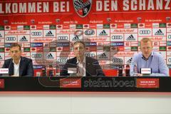 1. Bundesliga - Fußball - FC Ingolstadt 04 - FC Schalke 04 - Pressekonferenz nach dem Spiel Cheftrainer Markus Weinzierl (Schalke) Cheftrainer Maik Walpurgis (FCI) mitte Pressesprecher Oliver Samwald