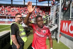 1. BL - Saison 2016/2017 - FC Ingolstadt 04 - FC Schalke 04 - Roger de Oliveira Bernardo (#8 FCI)  verabschiedet sich von den Fans - Foto: Meyer Jürgen