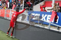 1. BL - Saison 2016/2017 - FC Ingolstadt 04 - Borussia Dortmund - Roger de Oliveira Bernardo (#8 FCI) wirft sein Trikot einem Fan zu - Foto: Meyer Jürgen