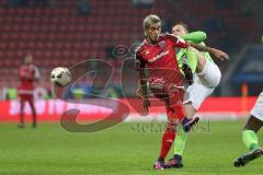 1. Bundesliga - Fußball - FC Ingolstadt 04 - VfL Wolfsburg - Zweikampf Rasen Darío Lezcano (11, FCI) und Yannick Gerhardt (13 Wolfsburg)