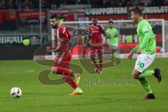 1. Bundesliga - Fußball - FC Ingolstadt 04 - VfL Wolfsburg - Anthony Jung (3, FCI) Paul Seguin (30 Wolfsburg)