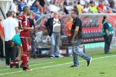 1. Bundesliga - Fußball - FC Ingolstadt 04 - Hertha BSC Berlin - Spiel ist aus, 0:2 Niederlage FCI Cheftrainer Markus Kauczinski (FCI) geht vom Platz, links Marcel Tisserand (32, FCI) und hinten Vorsitzender des Vorstandes Peter Jackwerth (FCI)