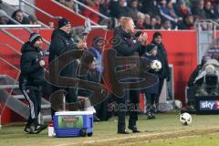 1. Bundesliga - Fußball - FC Ingolstadt 04 - Hamburger SV HSV - Cheftrainer Maik Walpurgis (FCI) am Spielfeld Gestik und links  und Co-Trainer Michael Henke (FCI) und Co-Trainer Ovid Hajou (FCI) Schrei Rufe