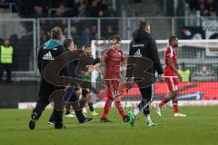 1. Bundesliga - Fußball - FC Ingolstadt 04 - FC Augsburg - Spiel ist aus, 0:2 für Augsburg, händende Köpfe beim FCI, Pascal Groß (10, FCI) gibt Cheftrainer Markus Kauczinski (FCI) die Hand