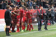 1. Bundesliga - Fußball - FC Ingolstadt 04 - 1. FC Köln - Romain Brégerie (18, FCI) trifft zum 2:2, Tor Jubel mit Alfredo Morales (6, FCI) Florent Hadergjonaj (33, FCI) Cheftrainer Maik Walpurgis (FCI) und Co-Trainer Ovid Hajou (FCI) jubeln