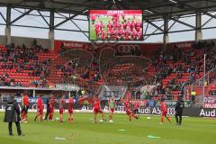 1. BL - Saison 2016/2017 - FC Ingolstadt 04 - FC Augsburg - Die Mannschaft vor dem Spiel beim warm machen - Einlaufkids - Videowand - Foto: Meyer Jürgen
