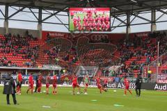 1. BL - Saison 2016/2017 - FC Ingolstadt 04 - FC Augsburg - Die Mannschaft vor dem Spiel beim warm machen - Einlaufkids - Videowand - Foto: Meyer Jürgen