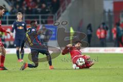 1. Bundesliga - Fußball - FC Ingolstadt 04 - RB Leipzig - Naby Keita (8 Leipzig) Almog Cohen (36, FCI)