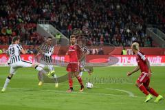 1. Bundesliga - Fußball - FC Ingolstadt 04 - Eintracht Frankfurt - rechts Lukas Hinterseer (16, FCI) passt zu Darío Lezcano (11, FCI) im Strafraum Torchance, David Abraham (19 Frankfurt) Omar Mascarell (39 Frankfurt)