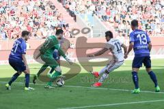 1. Bundesliga - Fußball - FC Ingolstadt 04 - SV Darmstadt 98 - Darío Lezcano (11, FCI) scheitert an Torwart Michael Esser (31 Darmstadt 98) Markus Steinhöfer (13 Darmstadt)