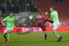 1. Bundesliga - Fußball - FC Ingolstadt 04 - VfL Wolfsburg - mitte Mathew Leckie (7, FCI) links Mario Gomez (33 Wolfsburg) rechts Yannick Gerhardt (13 Wolfsburg) Zweikampf