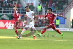 1. Bundesliga - Fußball - FC Ingolstadt 04 - FC Bayern - Arturo Vidal (23 Bayern) Darío Lezcano (11, FCI)