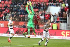 1. Bundesliga - Fußball - FC Ingolstadt 04 - Borussia Mönchengladbach - Darío Lezcano (11, FCI) kommt zu spät, Yann Sommer Torwart (#1 Gladbach) fängt den Ball