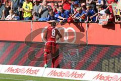 1. BL - Saison 2016/2017 - FC Ingolstadt 04 - FC Schalke 04 - Roger de Oliveira Bernardo (#8 FCI) gibt sein Trikot einen Fan - Foto: Meyer Jürgen