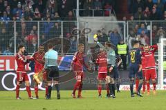 1. Bundesliga - Fußball - FC Ingolstadt 04 - RB Leipzig - Foul, Streit Willi Orban (4 Leipzig) Mathew Leckie (7, FCI) rote Karte, Almog Cohen (36, FCI) Florent Hadergjonaj (33, FCI) gelebe Karte und